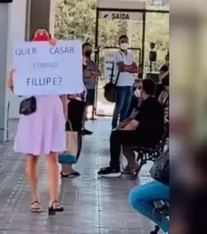Vídeo: mulher vai a terminal de ônibus e pede namorado em casamento