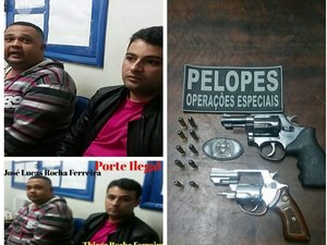 Criminosos tentam esconder armas em biblioteca, mas são presos