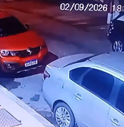 Mulher tem corrente arrancada do pescoço enquanto andava na Ponta Verde