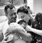 Malvino Salvador e Kyra Gracie posam com a filha recém-nascida