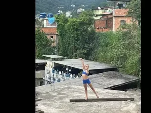 Menina treina ginástica olímpica na laje de casa e viraliza na internet