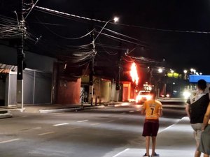 [Vídeo] Dois postes pegam fogo no conjunto Village Campestre, em Maceió