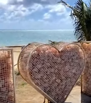 [Vídeo] Toten 'Eu Amo Maceió' é vandalizado e tem pedras furtadas na Jatiúca