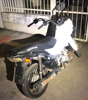 Motocicleta furtada em Campo Alegre é recuperada pela PM em Coruripe