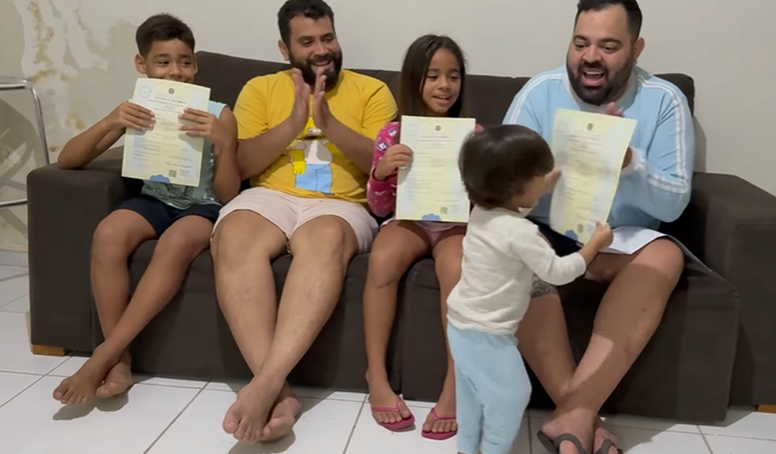 Casal homoafetivo de Arapiraca comemora a adoção de três crianças