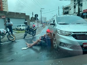 Dupla fica ferida em colisão no bairro da Ponta Verde