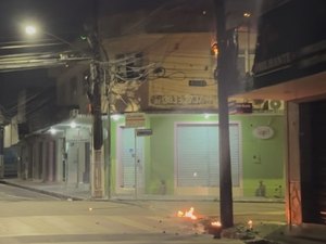 [Vídeo] Incêndio atinge poste no Centro de Arapiraca durante a madrugada
