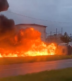 Caminhão-tanque tomba e pega fogo na BR-101, em Igarassu, e chamas atingem casas