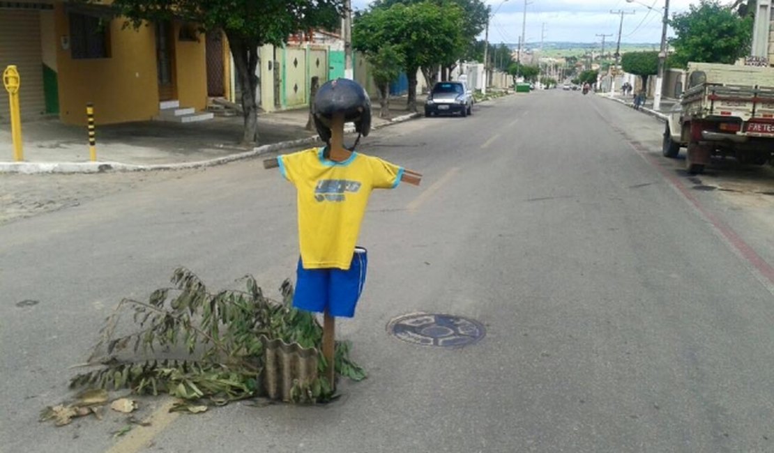 Moradores colocam boneco para identificar buraco na Avenida Norte
