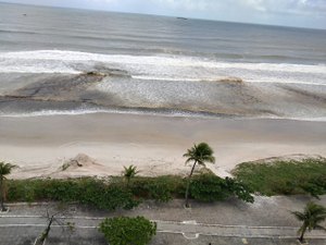 Populares registram mancha escura na Praia da Avenida 