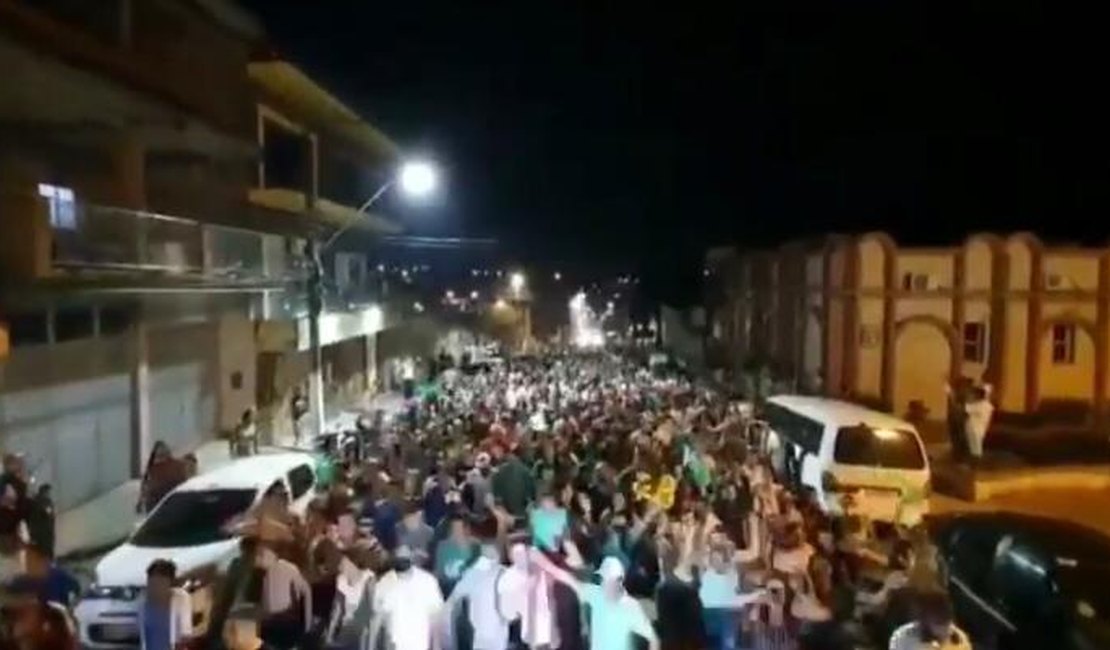 [Vídeo] Candidato a prefeito de Lagoa da Canoa, Jairzinho Lira promove aglomeração durante comício