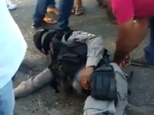 [Vídeo] Acidente envolvendo carro e moto deixa militar ferido, em Maceió