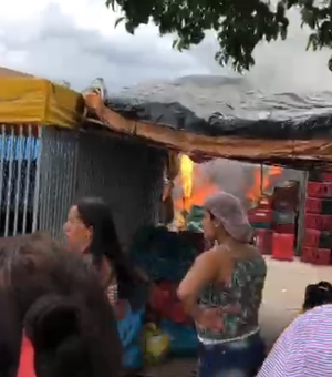 [Vídeo] Incêndio atinge barraca de frutas e verduras no Mercado Público de Arapiraca