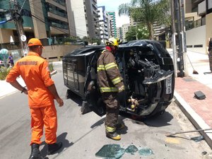 Motorista ignora sinalização e provoca acidente na Ponta Verde