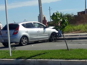 Condutor sobra em curva e colide com poste na Av. Josepha de Mello