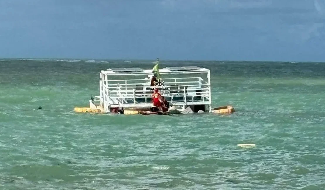Catamarã afunda próximo à cadeira gigante na Praia de Ponta Verde