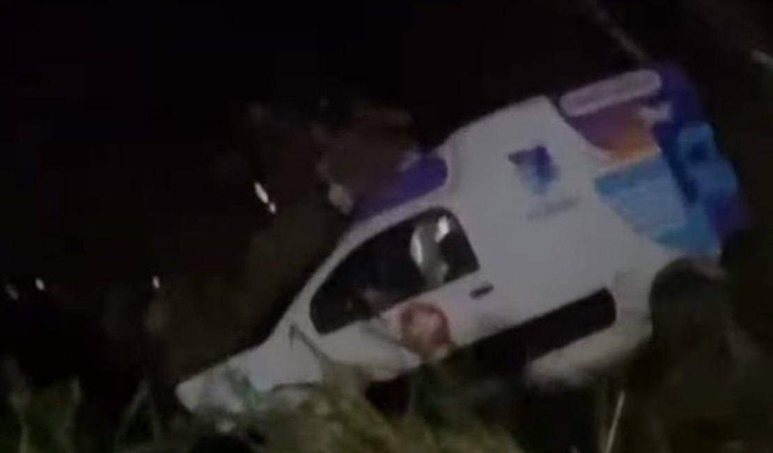 Ambulância de prefeitura cai em ribanceira e é removida com guindaste em Rio Largo