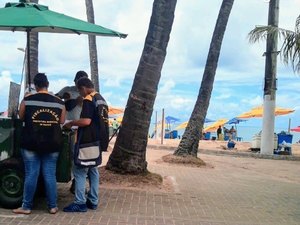 Prefeitura de Maceió adverte oito ambulantes da orla por irregularidades