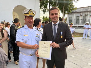 Deputado Alexandre Ayres recebe medalha Amigo da Marinha