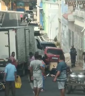 [Vídeo]  Caminhão desgovernado atinge veículos parado e a fachada de um mercado em Traipu