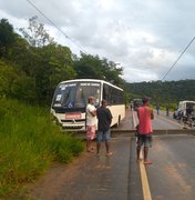 Ônibus colide em poste na rodovia AL 413 em São Luís do Quitunde