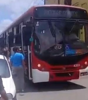 Homem armado abre fogo dentro de ônibus lotado no Benedito Bentes