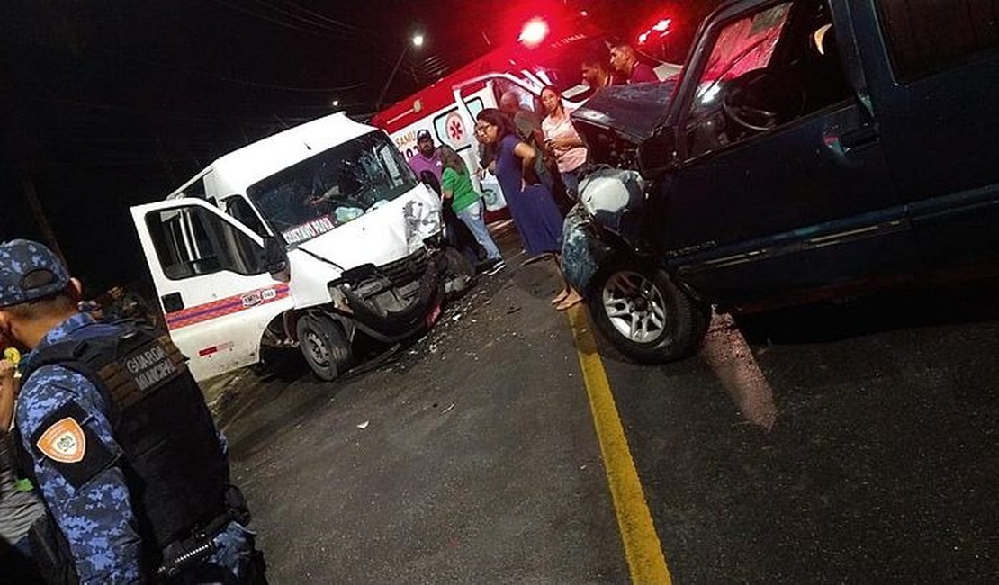 [Vídeo] Veja imagens do acidente entre van e carro que deixou seis pessoas feridas