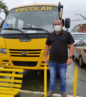 Prefeito de Matriz de Camaragibe recebe mais dois micro-ônibus para transporte escolar