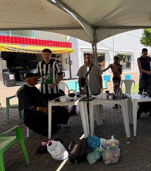 Barbeiros cortam cabelo de graça para pessoas em situação de rua em Maragogi