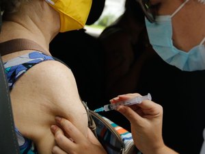 Saúde diz que distribuiu vacina para 100% dos idosos em asilos