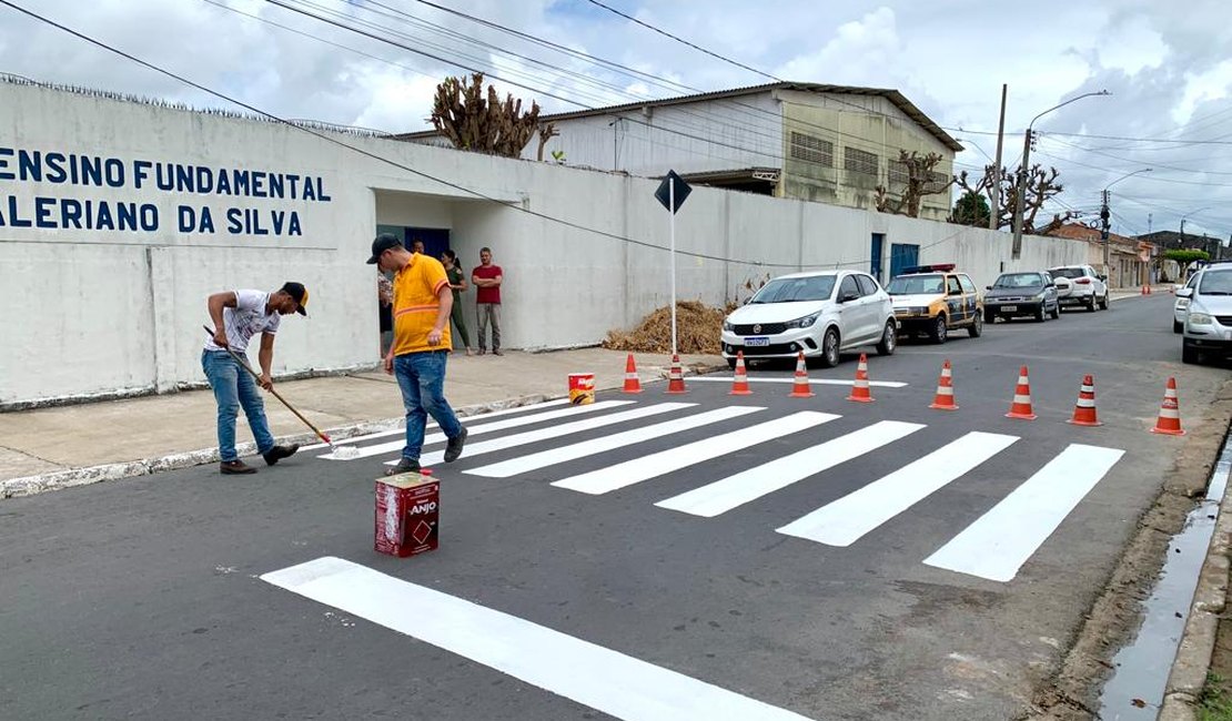 SMTT revitaliza faixas de pedestres em frente a escolas com a operação 'Volta às aulas'