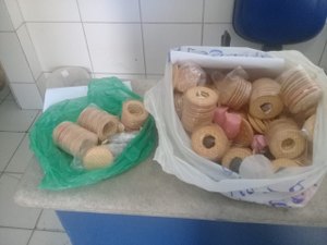 Mulheres são presas tentando entrar com droga escondida em bolachas e sabonetes em presídio 