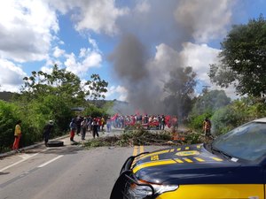 Protestos interditam rodovias em União dos Palmares e Teotônio Vilela