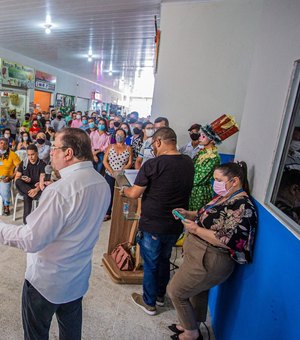 Durante reinauguração do shopping popular, Luciano Barbosa e anuncia pagamento do 13º salário dos servidores