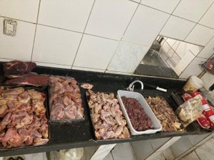Fiscalização apreende 90kg de carne estragada e interdita frigorífico
