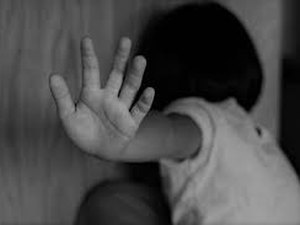 Mulher é presa por agredir a própria filha no bairro Santos Dumont, em Maceió