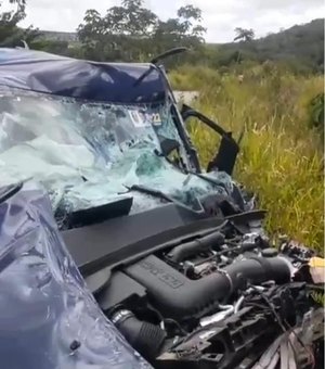 Caminhão com carga de combustível tomba após colisão em Maceió