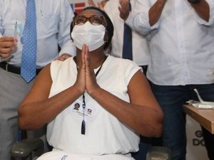 Primeira vacinada na Bahia, enfermeira é internada com covid