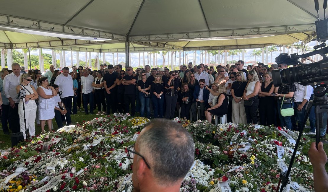 [Vídeo] Chuva de pétalas marca despedida emocionante de Dona Helena