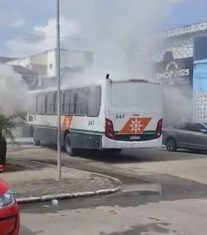 Ônibus da Veleiro pega fogo e revolta população de Rio Largo