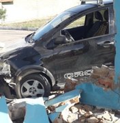 Condutor embriagado colide contra muro de casa e é preso em Delmiro Gouveia