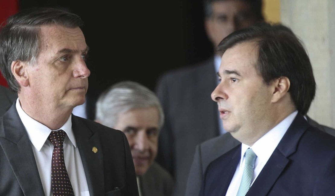 Bolsonaro: estou 'namorando' Rodrigo Maia; é um parceiro