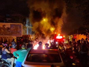 Protestantes fecham via na Santa Amélia na noite desta terça-feira (12)