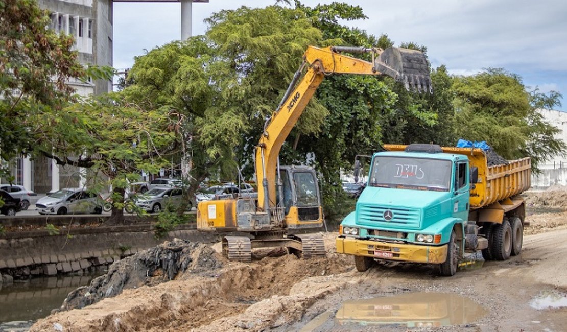 Prefeitura de Maceió inicia processo de desassoreamento do Riacho Salgadinho