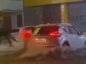 [Vídeo] Enxurrada arrasta pessoas e carros em Ceilândia-DF