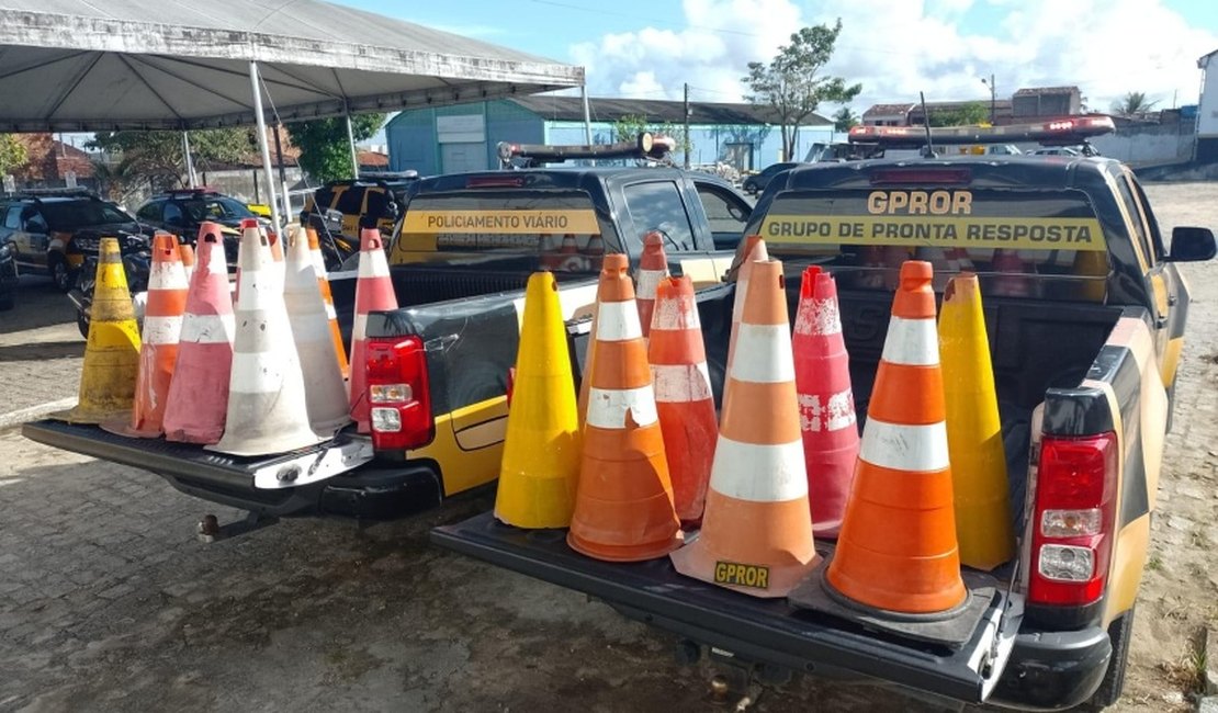 DMTT recolhe materiais utilizados para guardar vagas de estacionamento em Maceió