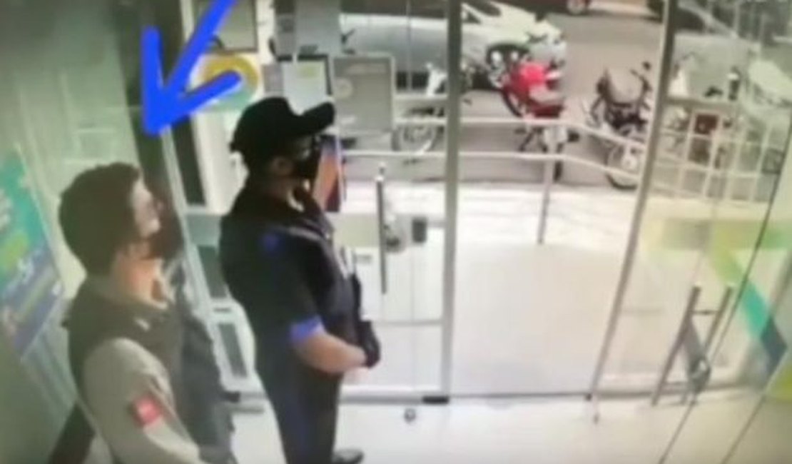 [Video] Homem invade banco com farda da PM, rende vigilantes e rouba R$ 95 mil