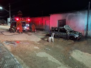 Incêndio atinge veículo e residência no bairro Eldorado, em Delmiro Gouveia