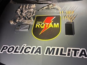 PM apreende duas armas e drogas durante abordagens no Agreste alagoano