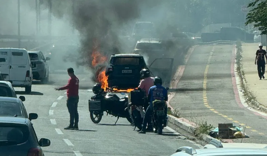 Carro incendeia na avenida Josefa de Melo, em Maceió; bombeiros são acionados